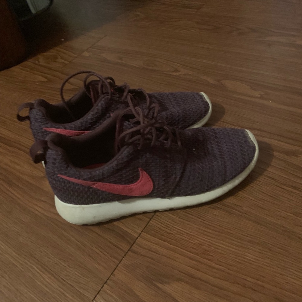 Girls Nike Roshe 💜